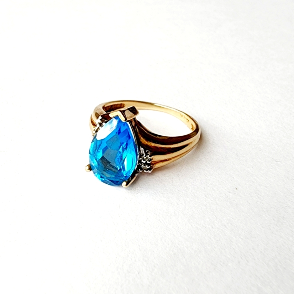 10K Gold Blue Topaz Ring